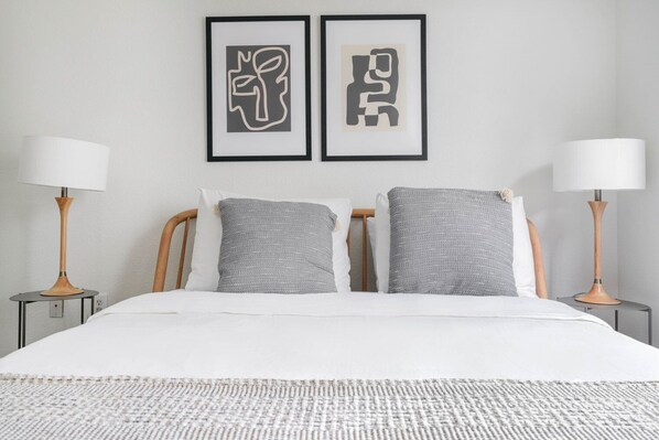 1 bedroom, iron/ironing board, WiFi, bed sheets - Deluxe Gateway 1BR w/ Gym, Pool, nr Movies, by Blueground (Austin)