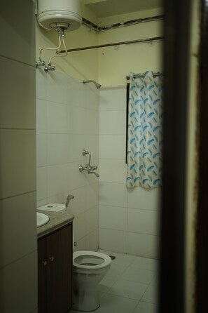 Douche, bidet, serviettes fournies, savon