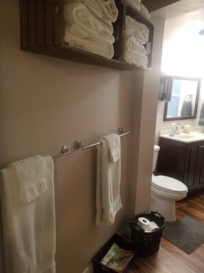 مجففات شعر، مناشف، صابون، ورق حمّام