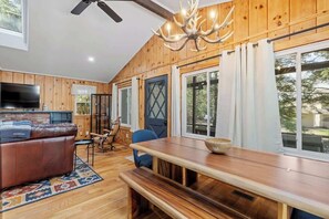 Televisión, chimenea y oficina 