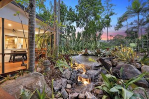 Outdoor dining - Cockatoo Cottage - Creek Swims, Mount Tamborine & Theme Park Fun! (Wongawallan)