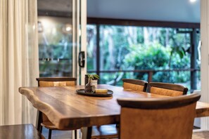Dining - Cockatoo Cottage - Creek Swims, Mount Tamborine & Theme Park Fun! (Wongawallan)