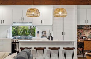 Fridge, microwave, oven, stovetop - Cockatoo Cottage - Creek Swims, Mount Tamborine & Theme Park Fun! (Wongawallan)