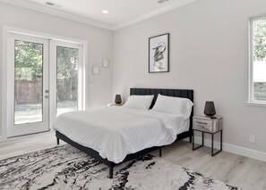 4 chambres, bureau, fer et planche à repasser, lit parapluie