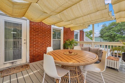 Tranquil Haven by Forsyth
7 minutes walk to Forsyth Park w/ deck and pool!!