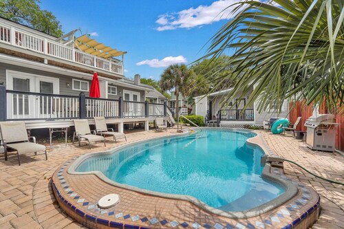 Tranquil Haven by Forsyth
7 minutes walk to Forsyth Park w/ deck and pool!!