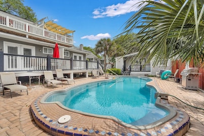 Tranquil Haven by Forsyth
7 minutes walk to Forsyth Park w/ deck and pool!!