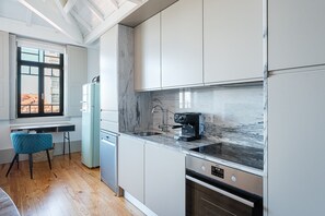 Kühlschrank, Mikrowelle, Ofen, Geschirrspüler