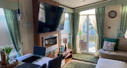 Lodge - Sleeps 6 - Parking - Garden