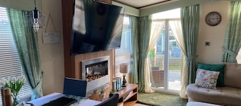 Lodge - Sleeps 6 - Parking - Garden