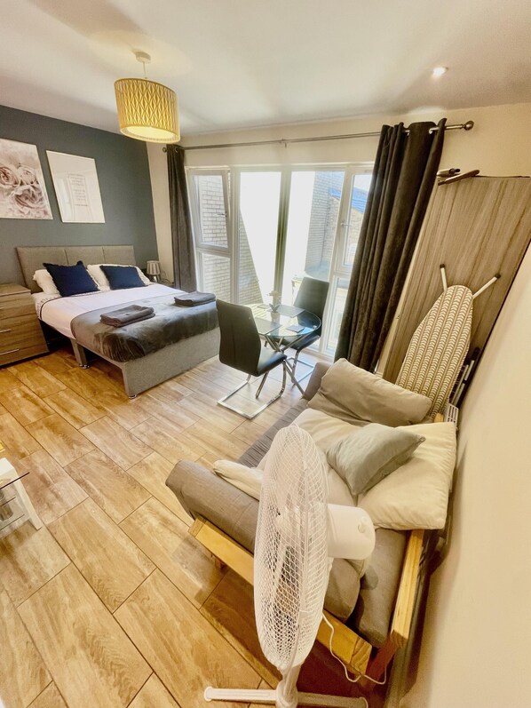 Iron/ironing board, WiFi, bed sheets