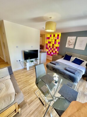 Iron/ironing board, WiFi, bed sheets - 1 Bed Studio - Sleeps 2 - Parking - Wifi (Cambridge)