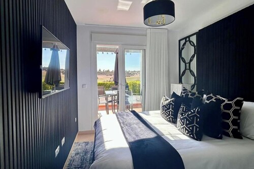 2 Bed Apt Sleeps 4 - Enclosed Patio - Free Parking