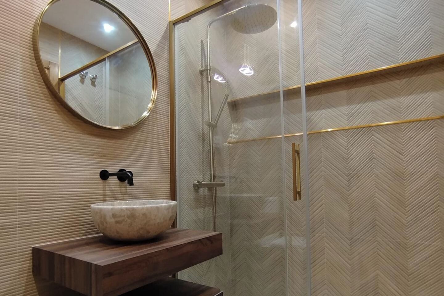 Een douche, handdoeken