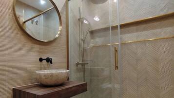 Een douche, handdoeken