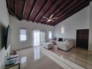 TV - 4Bed Condo - Sleeps 8 - Pool, Bbq, Views, Parking (Philipsburg)