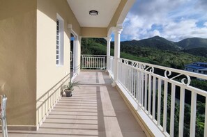 Terrace/patio - 4Bed Condo - Sleeps 8 - Pool, Bbq, Views, Parking (Philipsburg)