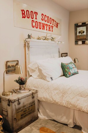 1 bedroom, in-room safe, travel cot, WiFi - Cozy apartment outside of town - close to ALL of the best the area has to offer (Dripping Springs)