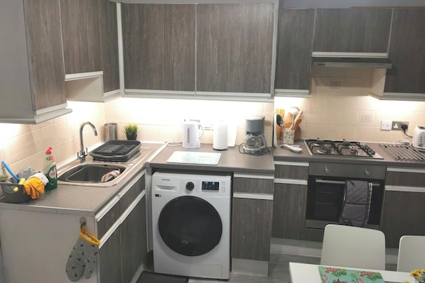 Køleskab, mikrobølgeovn, ovn, kogeplade