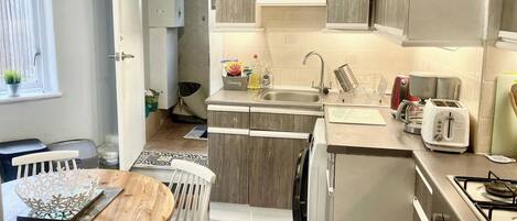 ثلاجة، ميكروويف، فرن، موقد طهي مسطح