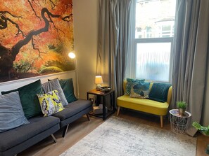 TV, fireplace, stereo - 1 Bed Victorian flat Sleeps 4 - Garden & Patio (London)