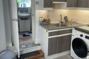 Køleskab, mikrobølgeovn, ovn, kogeplade