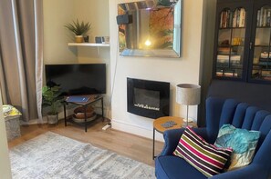 Fernseher, Kamin, Stereoanlage