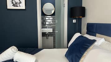 4 bedrooms, desk, iron/ironing board, WiFi