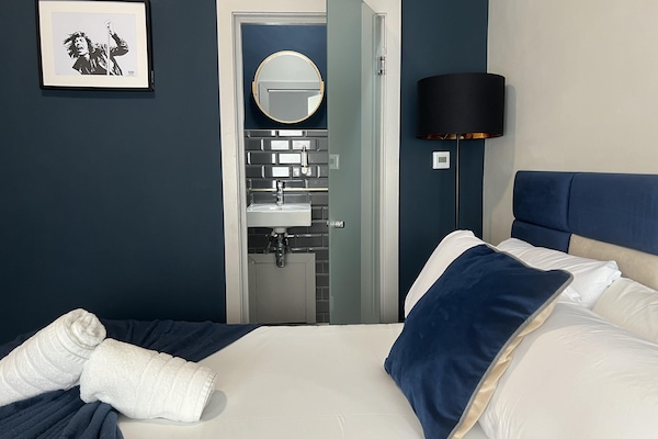 4 camere, una scrivania, ferro/asse da stiro, Wi-Fi