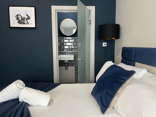 House-Sleeps 8-Parking-Pets Ok-Station Close