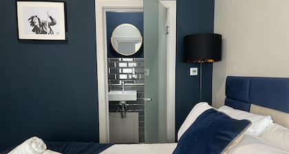 House-Sleeps 8-Parking-Pets Ok-Station Close