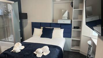 4 bedrooms, desk, iron/ironing board, WiFi