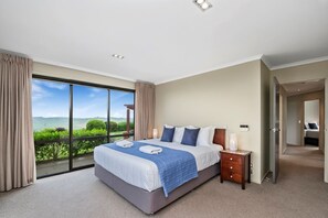 4 bedrooms, iron/ironing board, free WiFi