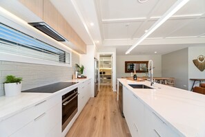 Micro-ondes, four, plaque de cuisson, lave-vaisselle