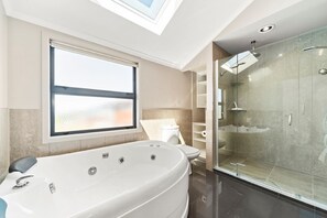 Bathroom - The Grand @ Taupo - Outdoor Fire and Hot Tub (Taupo)
