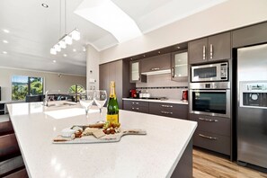 Micro-ondes, four, plaque de cuisson, lave-vaisselle