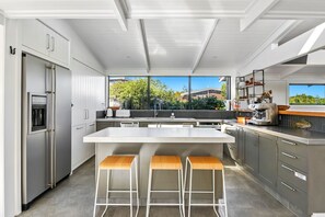 Micro-ondes, four, plaque de cuisson, lave-vaisselle