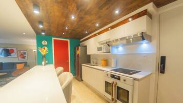 Réfrigérateur, micro-ondes, four, plaque de cuisson