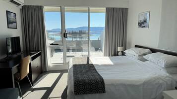 2 bedrooms, desk, iron/ironing board, WiFi