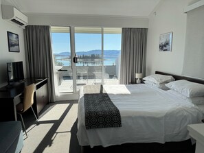 2 bedrooms, desk, iron/ironing board, WiFi - Horizons 424 Lake Jindabyne Waterfront Apartment
Sleep 6, 2 bedroom, 2 bathroom (Jindabyne)