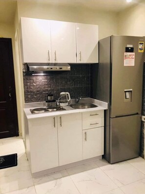 Full-size fridge, microwave, oven, dishwasher