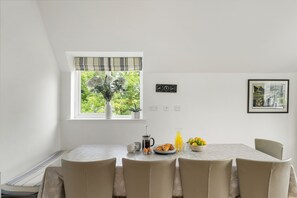 Dining - Tucked away among the serene surroundings of Roserrow, just a stone's throw away from Polzeath and t (St Minver)