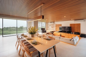 Suite de lujo, 4 habitaciones | Área de sala de estar | Smart TV de 85 pulgadas con canales por cable 
