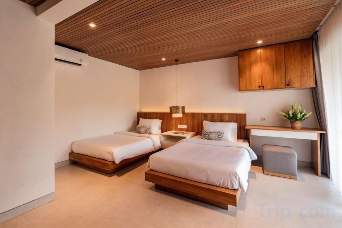 Hypo-allergenic bedding, iron/ironing board, free WiFi, bed sheets
