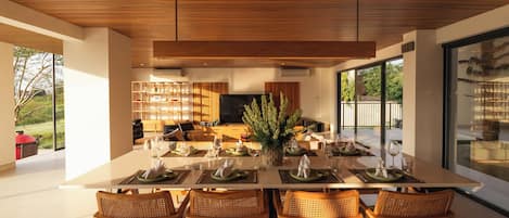 Suite Luxe, 4 chambres | Salle Ă manger