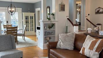 TV connectée, cheminée, baby-foot, livres