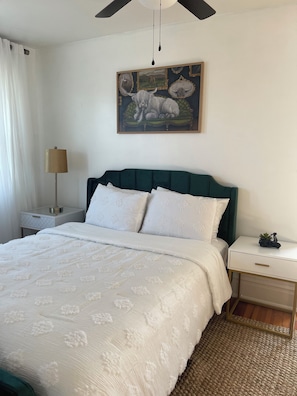 4 bedrooms, iron/ironing board, travel cot, free WiFi - Charming Pet-Friendly Stay: Walk BC, 7.5 mi to JMU, walk to Dining, Parks & more (Bridgewater)