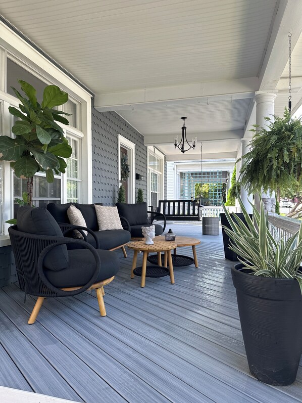 Terrace/patio - Charming Pet-Friendly Stay: Walk BC, 7.5 mi to JMU, walk to Dining, Parks & more (Bridgewater)