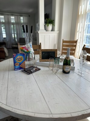 Dining - Charming Pet-Friendly Stay: Walk BC, 7.5 mi to JMU, walk to Dining, Parks & more (Bridgewater)