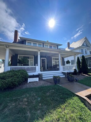 Exterior - Charming Pet-Friendly Stay: Walk BC, 7.5 mi to JMU, walk to Dining, Parks & more (Bridgewater)